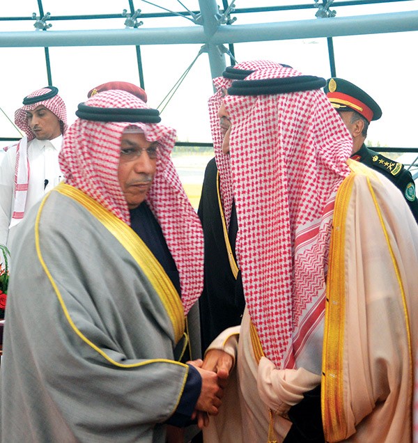 خادم الحرمين مصافحا الشيخ خالد الجراح 