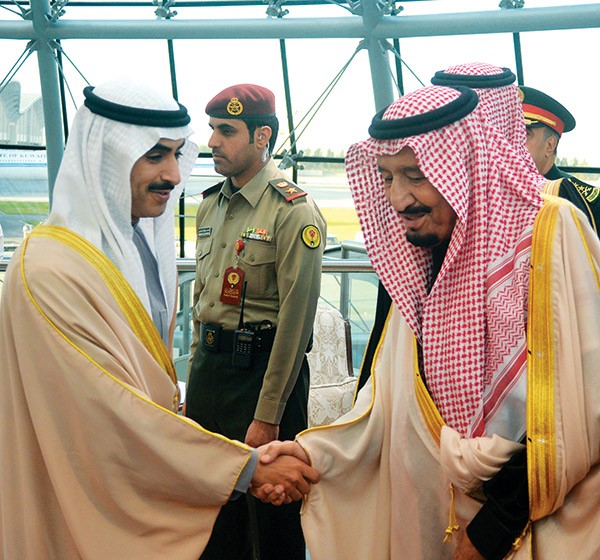 الملك سلمان يصافح الشيخ ثامر الجابر 