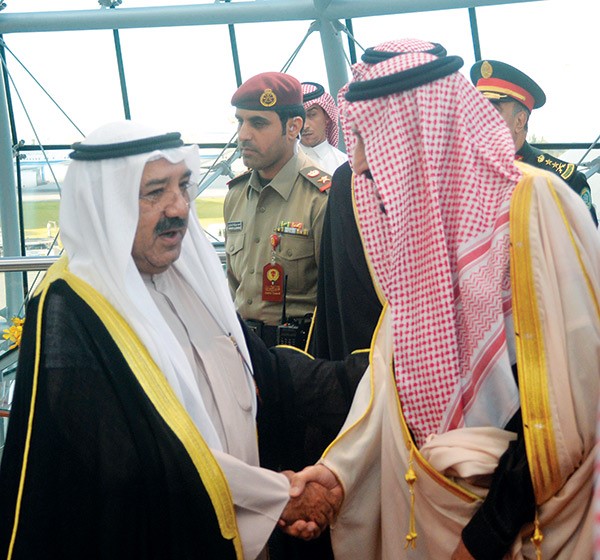 خادم الحرمين مصافحا الشيخ ناصر صباح الأحمد