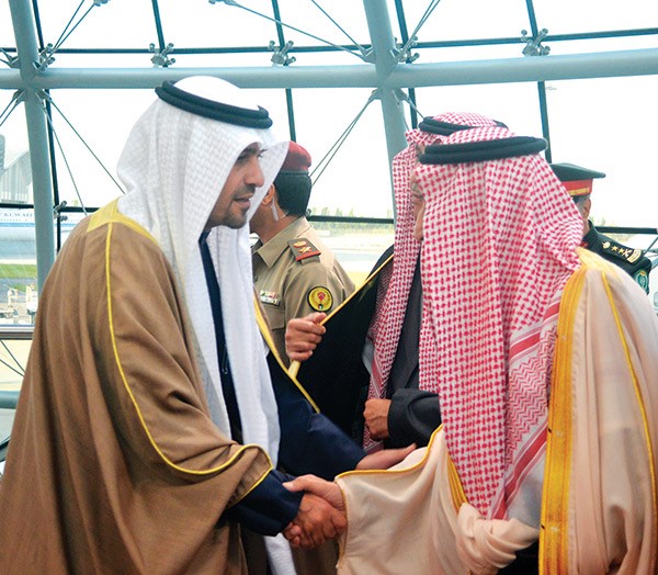الملك سلمان مصافحا أنس الصالح 