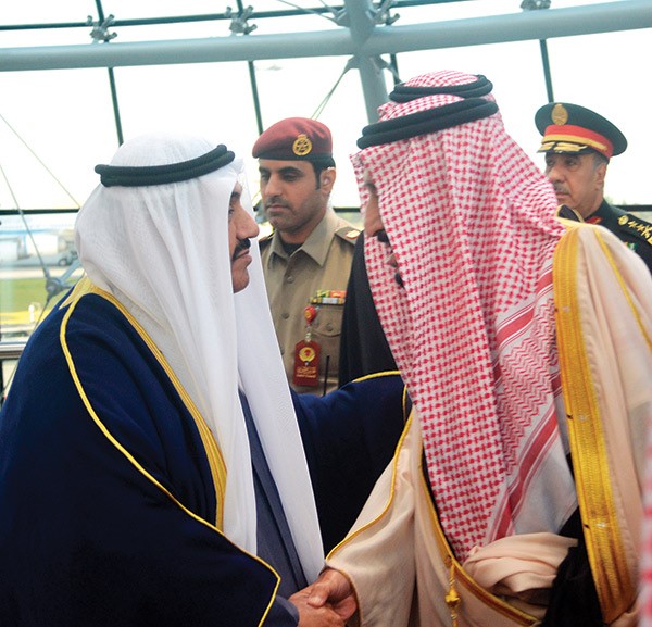 سمو الشيخ ناصر المحمد مصافحا خادم الحرمين الشريفين 