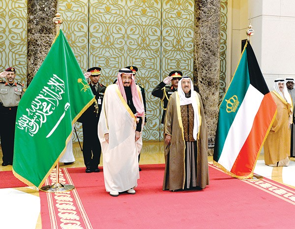 صاحب السمو الامير الشيخ صباح الاحمد وخادم الحرمين الشريفين الملك سلمان بن عبد العزيز خلال عزف السلام الوطني للبلدين 