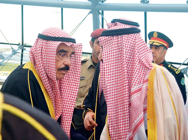 خادم الحرمين مصافحا الشيخ فيصل السعود 