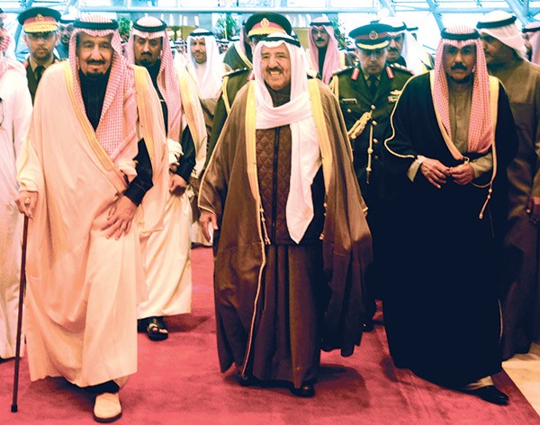  صاحب السمو الأمير في استقبال خادم الحرمين الشريفين بحضور سمو ولي العهد الشيخ نواف الأحمد 