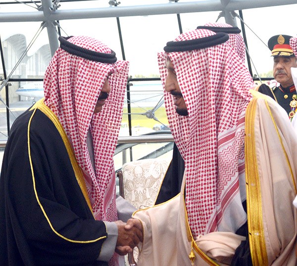 خادم الحرمين مصافحا سمو ولي العهد الشيخ نواف الأحمد
