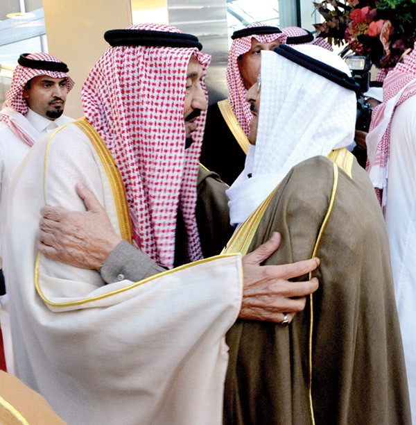 صاحب السمو الأمير الشيخ صباح الأحمد مرحبا بخادم الحرمين الشريفين الملك سلمان بن عبدالعزيز لدى وصوله إلى البلاد