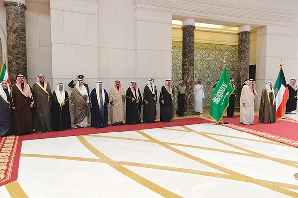صاحب السمو الأمير الشيخ صباح الأحمد وخادم الحرمين الشريفين الملك سلمان بن عبدالعزيز خلال السلام الوطني ويبدو سمو ولي العهد الشيخ نواف الأحمد والشيخ جابر العبدالله والشيخ فيصل السعود  والشيخ مشعل الأحمد وسمو الشيخ ناصر المحمد وسمو الشيخ جابر المبارك والشيخ ناصر صباح الأحمد والشيخ صباح الخالد والشيخ محمد الخالد والشيخ علي الجراح