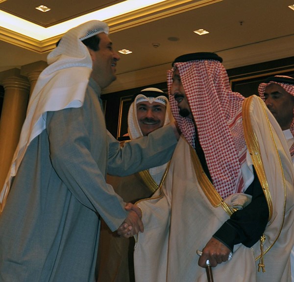 خادم الحرمين الشريفين الملك سلمان بن عبد العزيز مصافحا السيد فواز خالد المرزوق