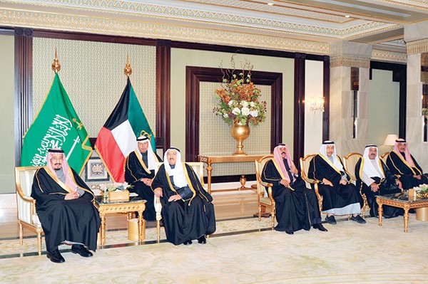 صاحب السمو الأمير الشيخ صباح الأحمد خلال المباحثات الرسمية مع خادم الحرمين الشريفين الملك سلمان بن عبدالعزيز بحضور سمو ولي العهد الشيخ نواف الأحمد وسمو رئيس الوزراء الشيخ جابر المبارك والشيخ ناصر صباح الأحمد والشيخ صباح الخالد