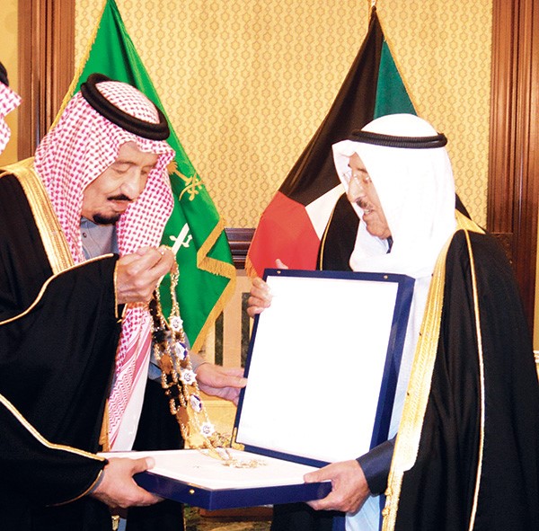 الأمير يقلّد الملك سلمان قلادة مبارك الكبير ووسام الكويت