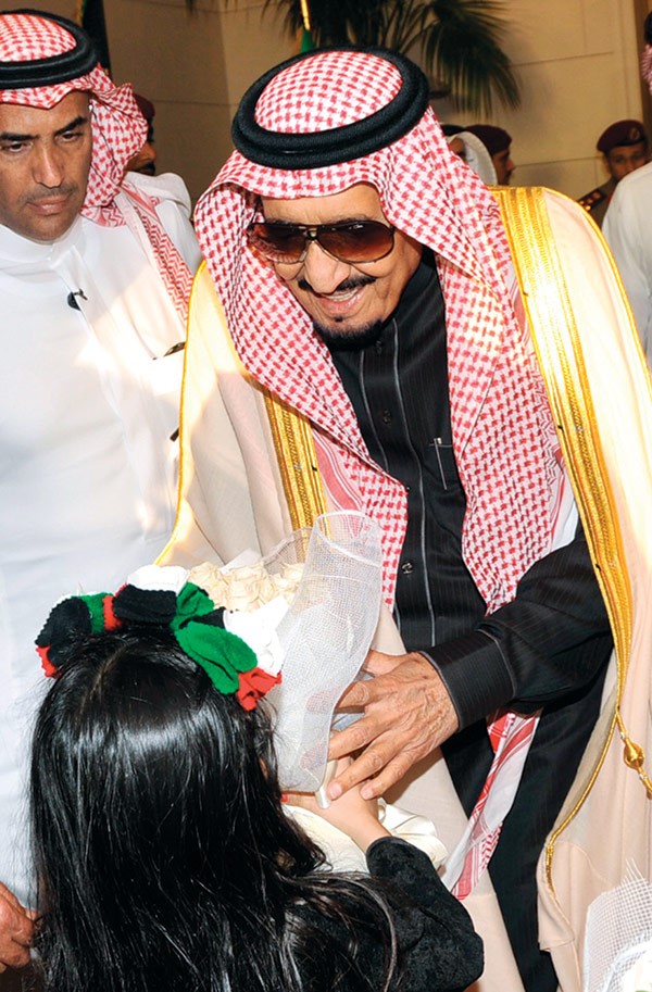احدى زهرات الكويت تستقبل خادم الحرمين الشريفين بالورود