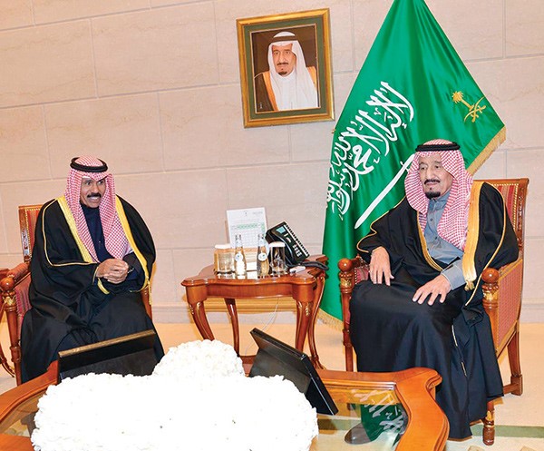 خادم الحرمين الشريفين خلال استقباله سمو ولي العهد الشيخ نواف الأحمد 