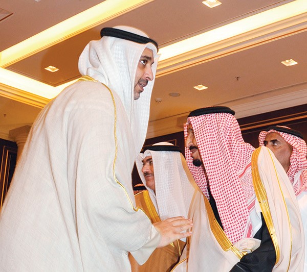 الشيخ محمد العبدالله مصافحا خادم الحرمين