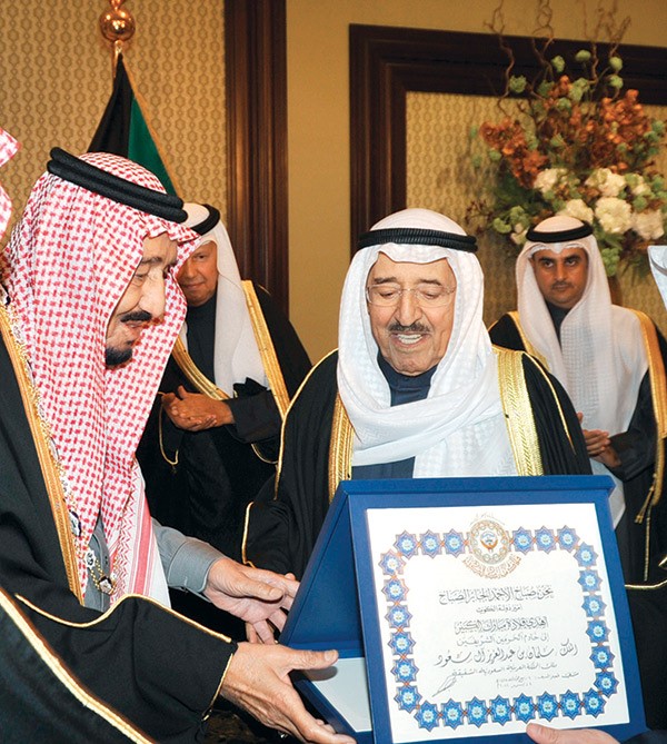 صاحب السمو الأمير الشيخ صباح الأحمد يقلد خادم الحرمين الشريفين قلادة مبارك الكبير ووسام الكويت
