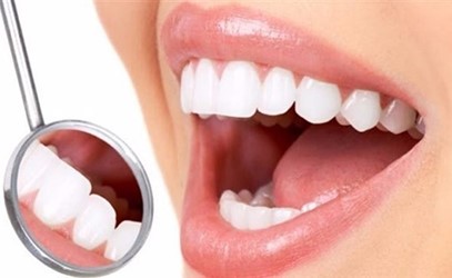 إهمال العناية بالأسنان يهدد بشرتك بالتجاعيد