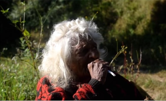 بالفيديو.. تعرّف على مُعمّرة أدمنت التدخين 95 عاماً