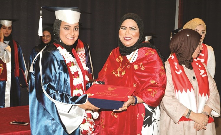 المستشارة الثقافية في السفارة منى الدلهان تكرم إحدى الخريجات﻿