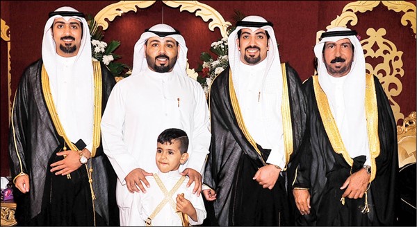 الزميل هاني الظفيري مع والده وشقيقيه وابنه