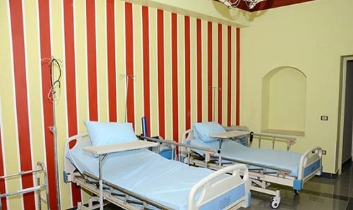 بالصور.. بعد إيداع فنان مصري لزوجته في دار المسنين والهجوم عليه .. شاهدوا المكان الذي تتواجد به!