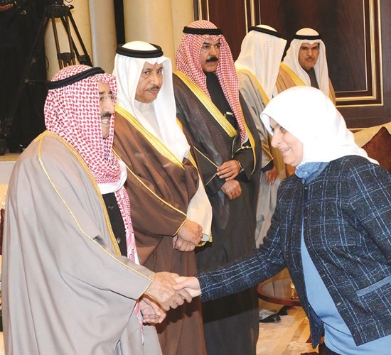  صاحب السمو الأمير الشيخ صباح الأحمد مصافحا هند الصبيح ﻿