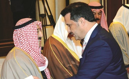 صاحب السمو الأمير الشيخ صباح الأحمد مصافحا د. جمال الحربي ﻿