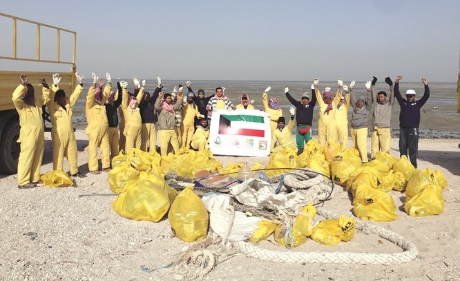 جانب من عملية رفع أكثر من ثلاثة أطنان مخلفات بحرية بالتعاون مع بلدية الكويت والهيئة العامة للبيئة﻿
