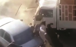 مركبة بدون تندفع بشكل غريب باتجاه الوفدين وتدهسهم وتتلف مركبتين﻿