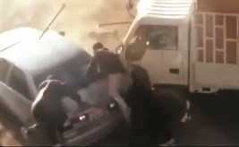 دهس هستيري أعقب مشادة يصيب 3 وافدين ويتلف مركبتين