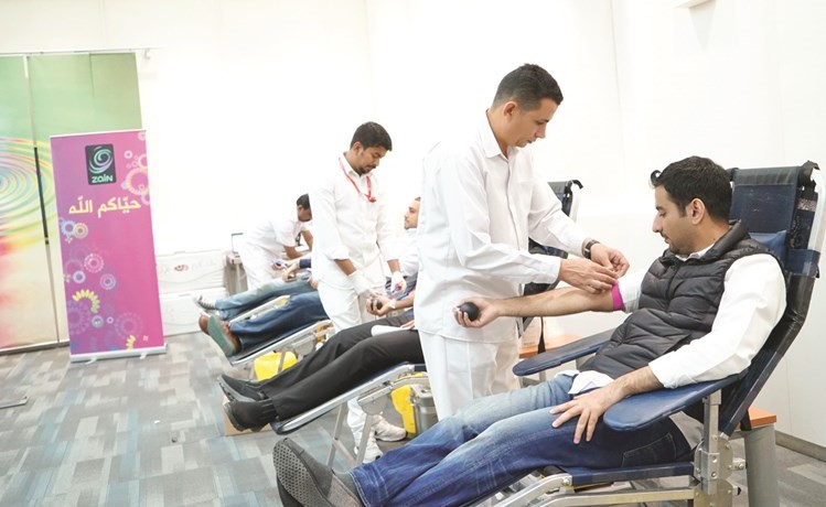 الموظفون المشاركون في حملة التبرع بالدم﻿