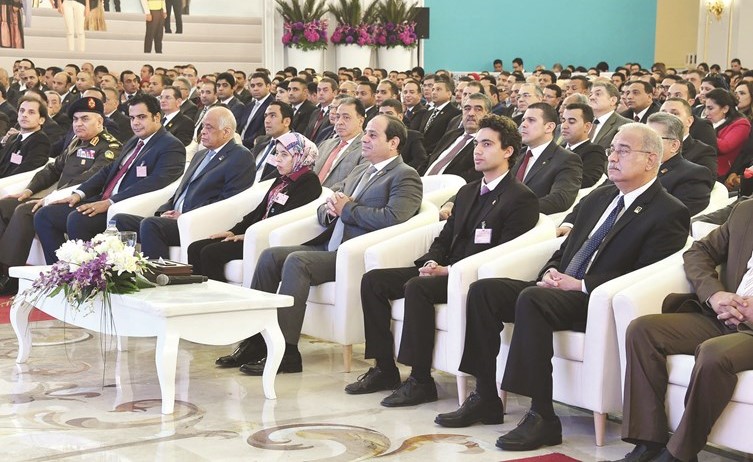 الرئيس عبدالفتاح السيسي يتقدم الحضور في افتتاح المؤتمر الأول الدوري للشباب ﻿