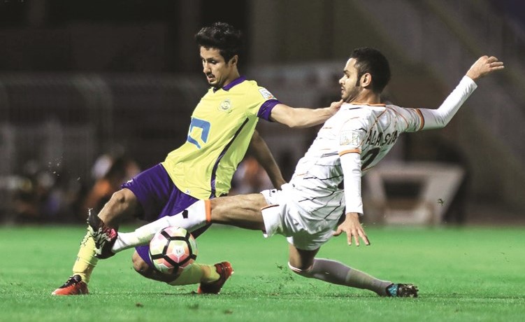 مدافع الشباب عبدالله الأسطى يحاول افتكاك الكرة من لاعب النصر خالد الغامدي ﻿