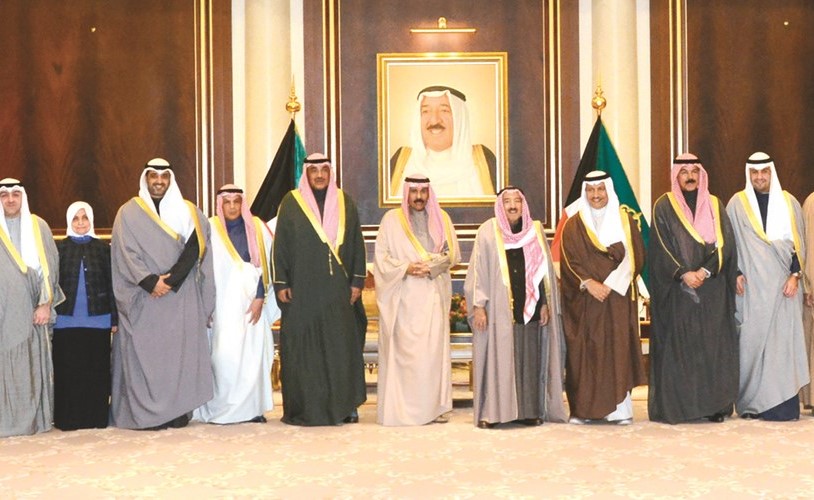 صاحب السمو الأمير الشيخ صباح الأحمد و سمو ولي العهد الشيخ نواف الأحمديتوسطان سمو الشيخ جابر المبارك وأعضاء الحكومة الجديدة ﻿