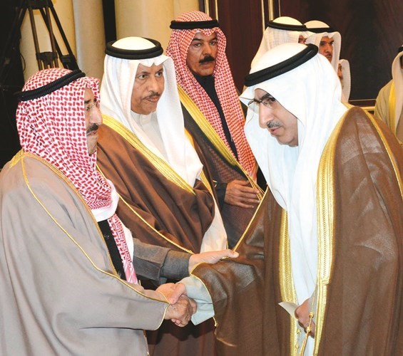 صاحب السمو الأمير الشيخ صباح الأحمد مصافحا د. محمد الفارس﻿