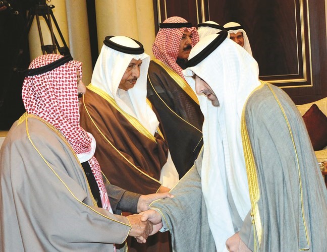 صاحب السمو الأمير الشيخ صباح الأحمد مصافحا ياسر ابل﻿