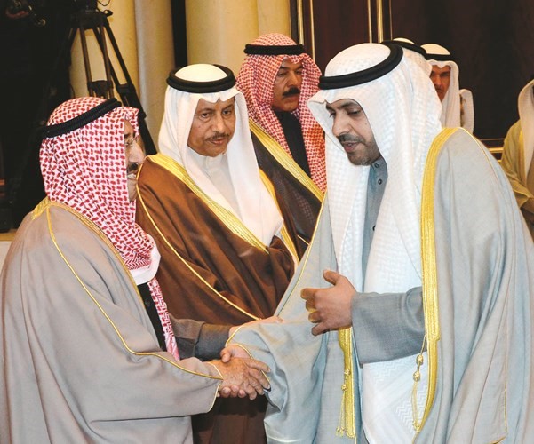 صاحب السمو الأمير الشيخ صباح الأحمد مصافحا محمد الجبري﻿