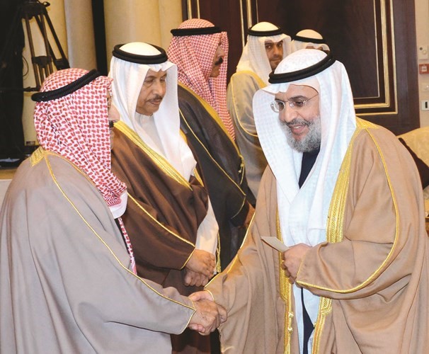 صاحب السمو الأمير الشيخ صباح الأحمد مصافحا عبدالرحمن المطوع﻿