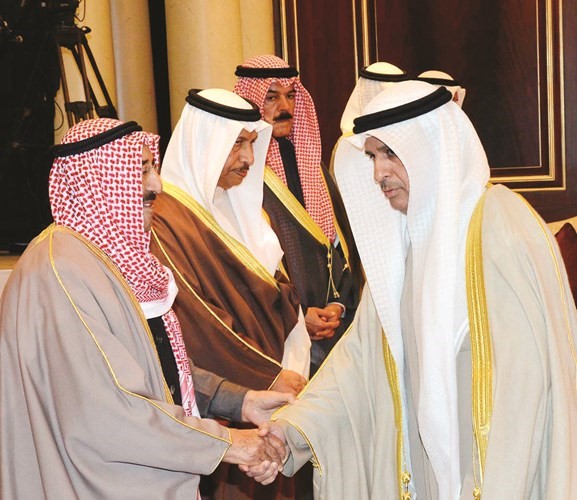 صاحب السمو الامير مصافحا د. فالح العزب ﻿