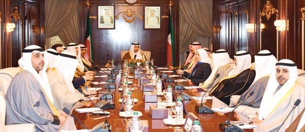 سمو الشيخ جابر المبارك مترئسا الاجتماع الأول للحكومة بعد أدائها القسم أمام صاحب السمو 