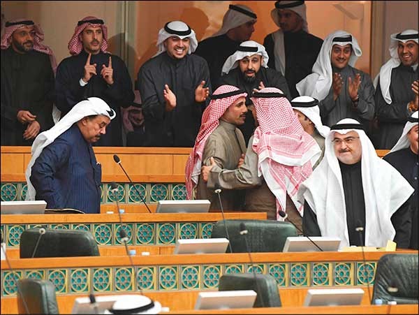 مرزوق الغانم يتلقى التهاني ويبدو خلف دميثير وطلال جاسم الخرافي 