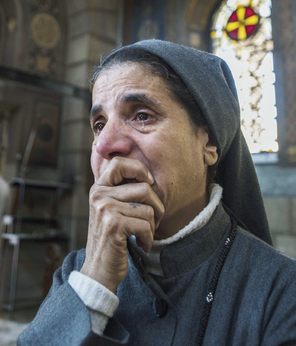 دموع راهبة جسدت الحادث الغاشم	(رويترز)