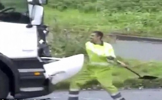 بالفيديو.. أكثر السائقين جنوناً يتحاور بالجاروف!