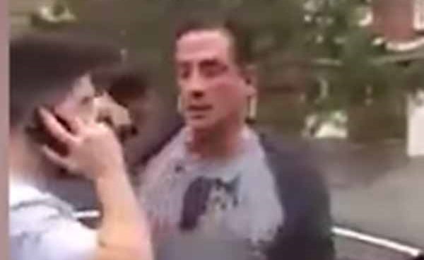 بالفيديو.. أب يتعرض للضرب بعدما حاول الدفاع عن ابنه