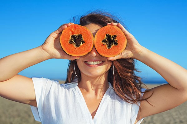 10 أطعمة تساعدكِ على تبييض بشرتكِ