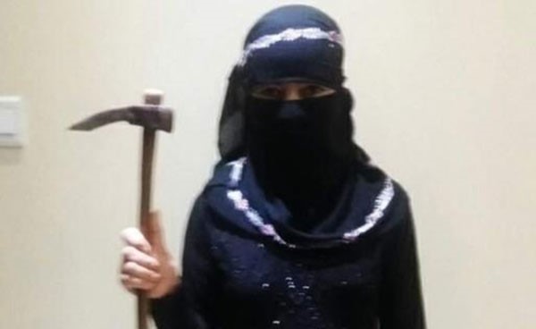 بالصور.. فتاة يمنية تقتل قيادياً حوثياً بضربة فأس انتقاماً لوالدها وشقيقها.. تعرف على قصتها