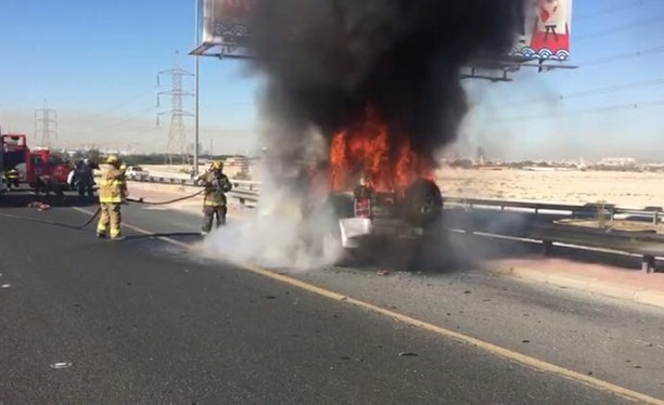 رجال الإطفاء يتعاملون مع الحريق﻿