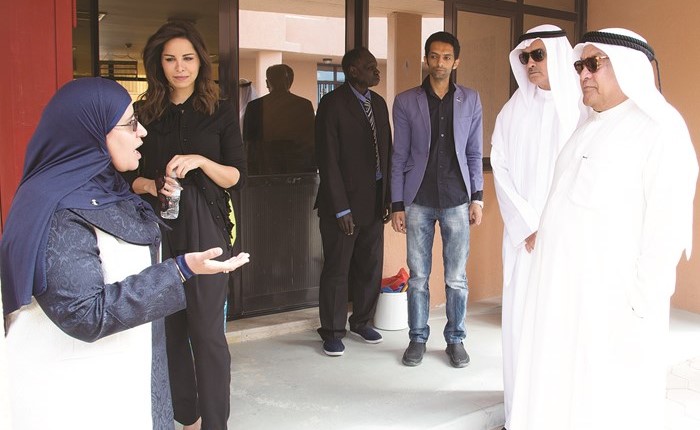 قتيبة الغانم وناصر العيار والشيخة مريم الصباح مستمعين لشرح حول وضع الدار﻿