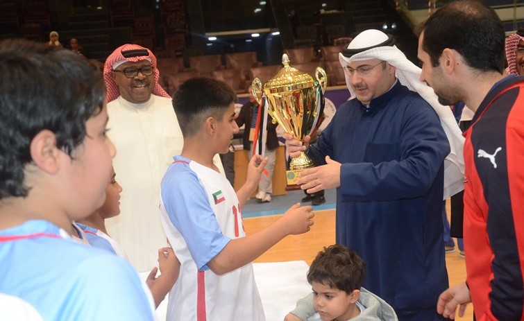 خالد المنيع يسلم كأس البطولة﻿