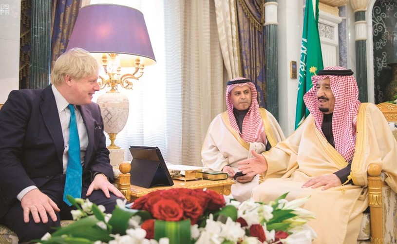 خادم الحرمين الشريفين الملك سلمان بن عبدالعزيز مستقبلا وزير خارجية بريطانيا بوريس جونسون أمس 	(واس)﻿