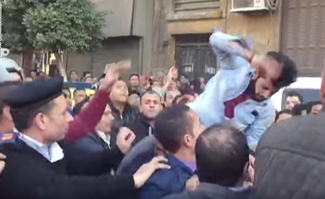 بالفيديو.. لحظة ضرب إعلاميون مصريون وطردهم  من أمام كاتدرائية القاهرة