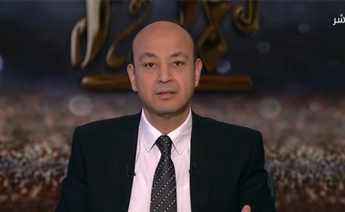 بالفيديو .. انفعال إعلامي مصري بعد الإعتداء على زوجته وضربها على الهواء مباشرة !